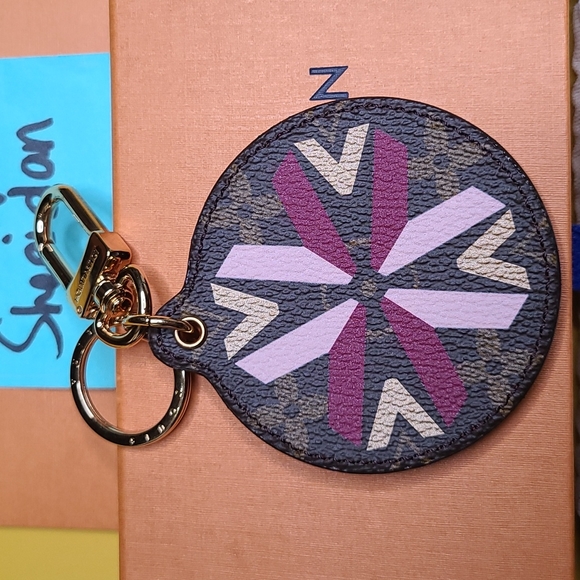 EUC LOUIS VUITTON ILLUSTRE MONOGRAM MULTI V CHARM - Picture 5 of 11